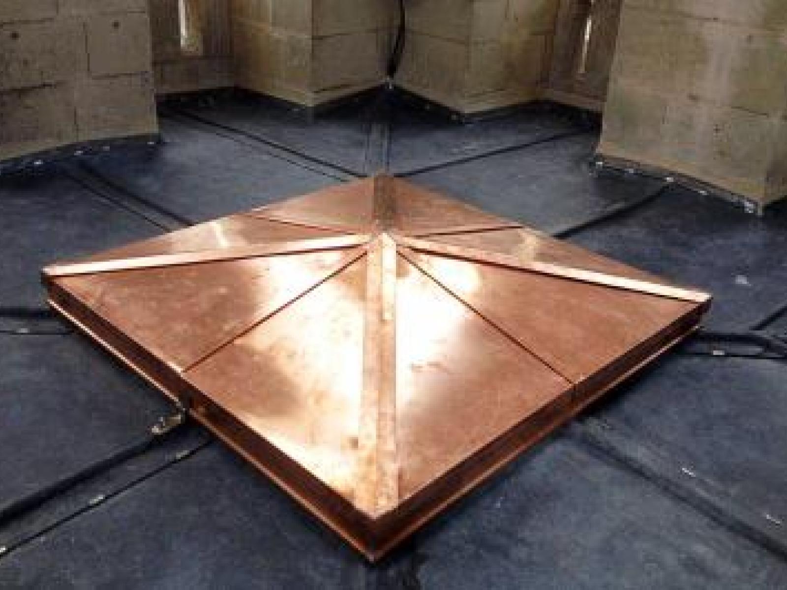 Église Saint-Pierre de Senlis - Trappe d'accès cuivre sur couverture en plomb - photo 1