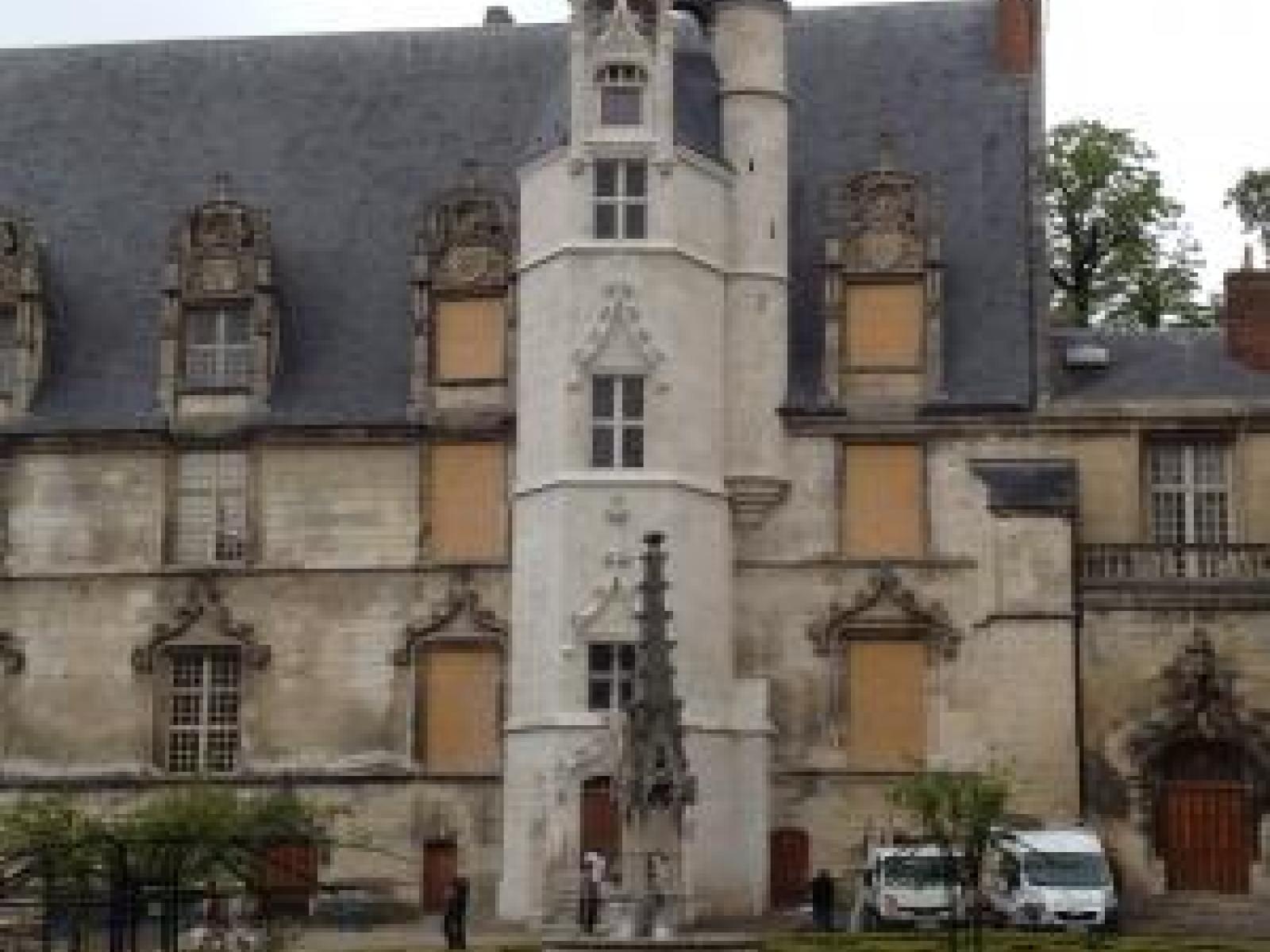 Musée de Beauvais (60) - Tour de l'horloge surmontée d'un campanile - photo 1