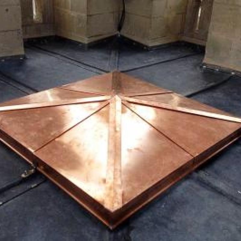 Église Saint-Pierre de Senlis - Trappe d'accès cuivre sur couverture en plomb