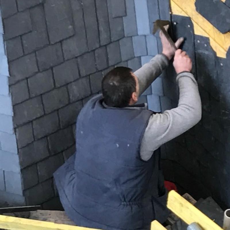 HOTEL DES INVALIDES À PARIS 7EME Couverture ardoises naturelles posées aux clous À Porche d'entrée 